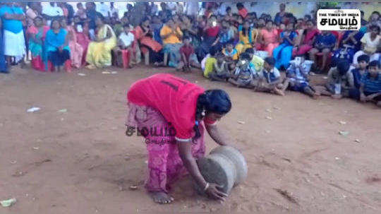 சோடி போட்டு பார்ப்போமா; இளவட்டக்கல்லை தூக்கிய அசத்திய பெண்கள்!