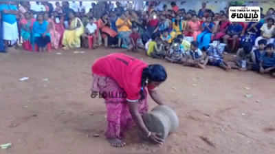 சோடி போட்டு பார்ப்போமா; இளவட்டக்கல்லை தூக்கிய அசத்திய பெண்கள்!