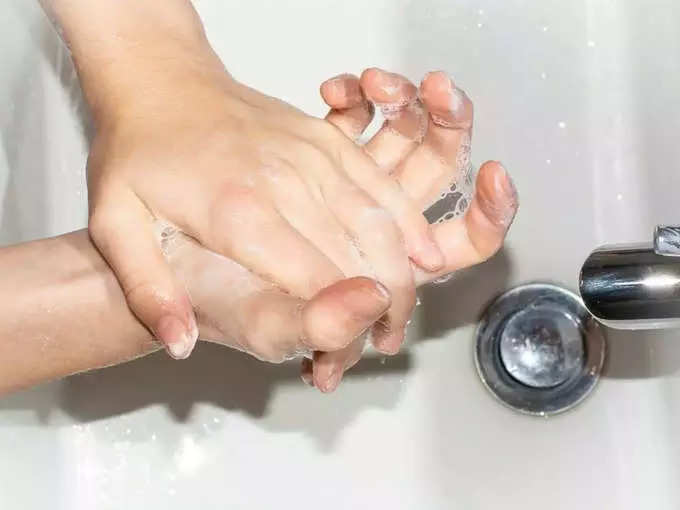 मास्क काढल्यानंतर हात धुवा