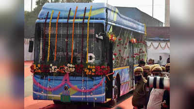 दिल्ली की पहली इलेक्ट्रिक बस को सीएम केजरीवाल ने दिखाई हरी झंडी, CCTV, हूटर, पैनिक बटन से लैस