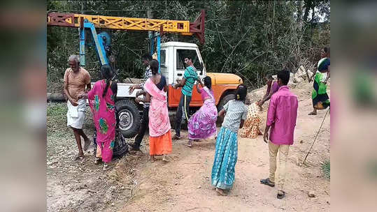 வாலிபரை புரட்டியெடுத்த பெண்கள்... காரணம் தெரிந்தால் ஷாக் ஆவீங்க..!