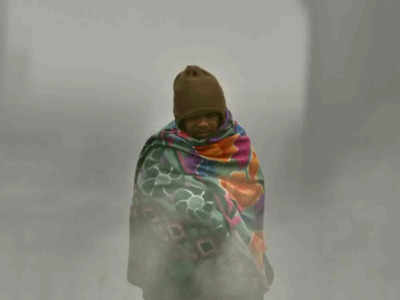 Delhi Weather : दिल्ली में ठंड से ठिठुरे लोग, आज भी छाया है घना कोहरा