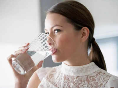 Hot water benefits: ठंड भी है और कोरोना भी, रात को सोने से पहले पिएं एक गिलास गर्म पानी, सेहत को होंगे 7 जबरदस्त फायदे