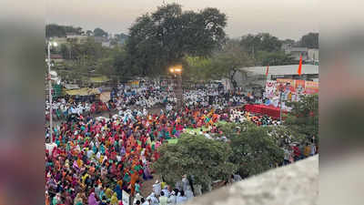 इंदुरीकर महाराजांच्या किर्तनाचा हजारोंची गर्दी; करोनाच्या नियमांना हरताळ