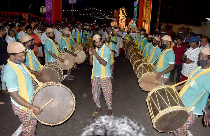 ಪರ್ಯಾಯ ಮೆರವಣಿಗೆಯಲ್ಲಿ ಗಮನ ಸೆಳೆದ ಡೋಲು, ಚೆಂಡ ತಂಡದ ಪ್ರದರ್ಶನ