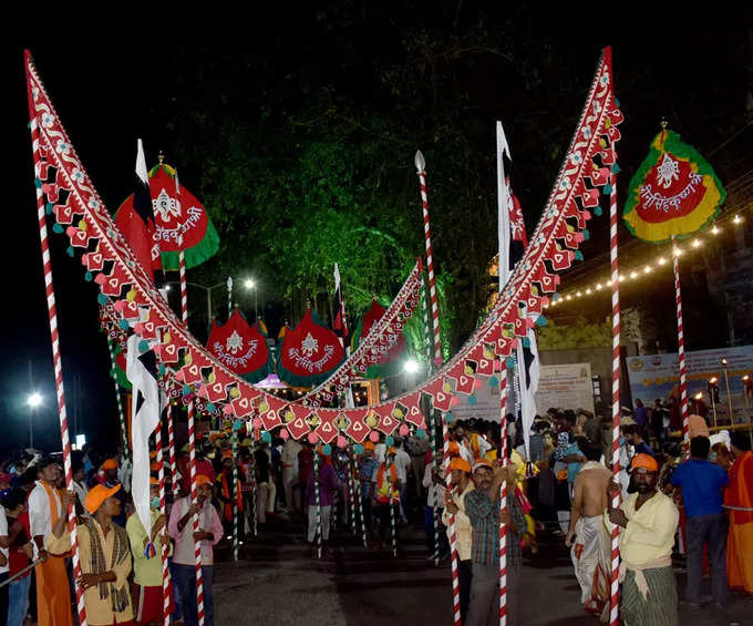 ಸಿಂಗಾರಗೊಂಡಿರುವ ಮಠದ ಬೀದಿ