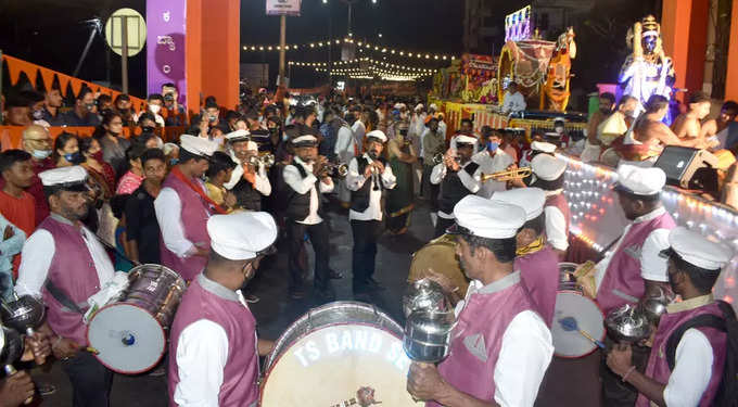 ಪರ್ಯಾಯ ಮೆರವಣಿಗೆಯಲ್ಲಿ ಕಲಾ ತಂಡಗಳ ಪ್ರದರ್ಶನ