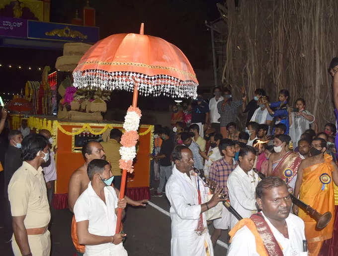 ಮೆರವಣಿಗೆಯಲ್ಲಿ ವಾದ್ಯಮೇಳಗಳ ತಂಡ