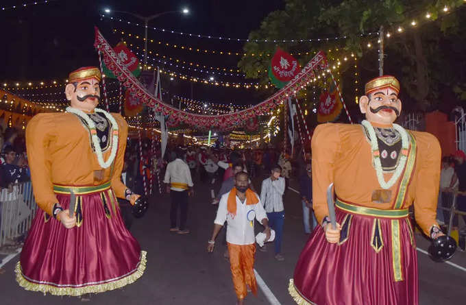 ಮೆರವಣಿಗೆಯಲ್ಲಿ ಗೊಂಬೆಗಳ ನೃತ್ಯ