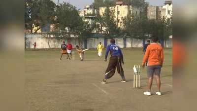 धोतर-कुर्ता घालून क्रिकेटच्या मैदानात उतरले खेळाडू; संस्कृतमध्ये कॉमेंट्री