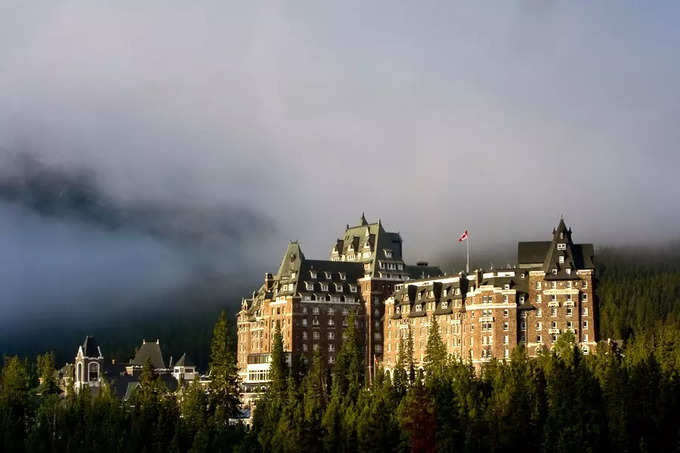 ​பான்ஃப் ஸ்பிரிங்க் ஹோட்டல் (Banff Springs Hotel)