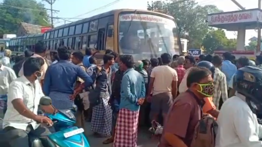 அரசு பேருந்து ஓட்டுனரை கம்பியால் தாக்கிய தனியார் பேருந்து ஓட்டுனர்… போராட்டத்தில் குதித்த போக்குவரத்து ஊழியர்கள்!