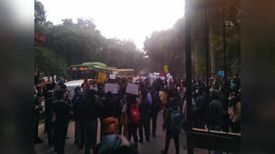 JNU Students Protest News :  जेएनयू में पीएचडी स्टूडेंट के साथ छेड़खानी पर भड़के छात्र, विरोध में सड़क पर उतरे