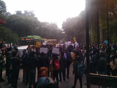 JNU Students Protest News :  जेएनयू में पीएचडी स्टूडेंट के साथ छेड़खानी पर भड़के छात्र, विरोध में सड़क पर उतरे