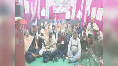 Ghazipur Election News: गहमर में ट्रेनों के ठहराव को लेकर पूर्व सैनिकों का आमरण अनशन, ऐसे जता रहे विरोध गांव के लोग