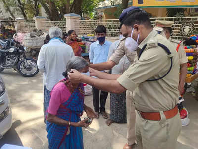 మాస్క్‌లు తొడిగిన ఎస్పీ.. రోడ్డుపై ఆగి మరీ సూచనలు