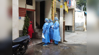 Delhi Corona News: पीपीई किट में मत आना.. दिल्ली में हेल्थ टीमों को नाकों चने चबाने पड़ते हैं मरीज के घर जाकर जांच करने में