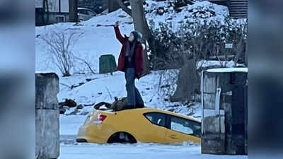 Canada: बर्फ की नदी में डूबी महिला की लग्जरी कार, मौत को सामने देख लेने लगी सेल्फी