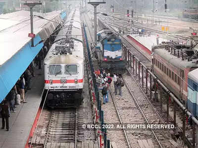 indian railways : थंडीच्या लाटेचा रेल्वेला फटका; २२ ट्रेन रद्द, १३ एक्स्प्रेस धावताहेत उशिराने
