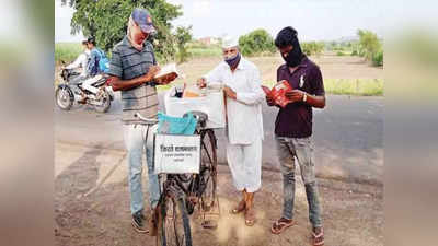 Library on bicycle: लोगों को पड़ जाए क‍िताब पढ़ने की आदत, इसके लिए 67 साल के जीवन इंगले साइकिल पर चला रहे लाइब्रेरी