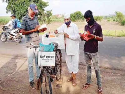 Library on bicycle: लोगों को पड़ जाए क‍िताब पढ़ने की आदत, इसके लिए 67 साल के जीवन इंगले साइकिल पर चला रहे लाइब्रेरी