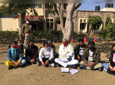 दौसा में किसान की जमीन मामले के बाद उठाने के बाद डॉ किरोड़ी लाल मीणा पहुंचे जयपुर, युवाओं के लिए दिया  धरना