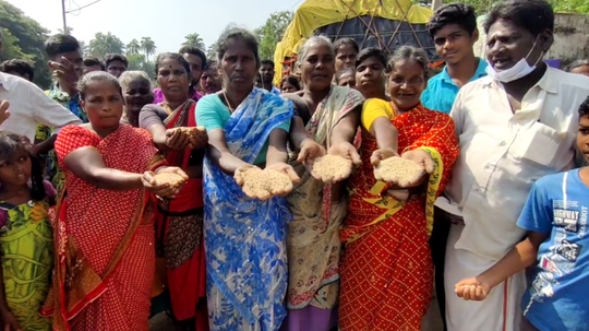 ரேஷன் அரிசியில் வளைந்து நெளிந்த புழுக்கள்; மக்கள் அதிர்ச்சி!