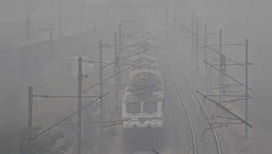 Indian Railways News: कोहरे की स्थिति में सुधार नहीं, आज भी दर्जनों ट्रेनें लेट