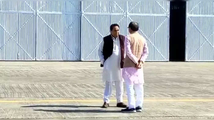 Madhya Pradesh Live News :  शिवराज सिंह चौहान और कमलनाथ के बीच एयरपोर्ट पर मुलाकात, दिग्विजय सिंह सीएम हाउस के बाहर दे रहे धरना