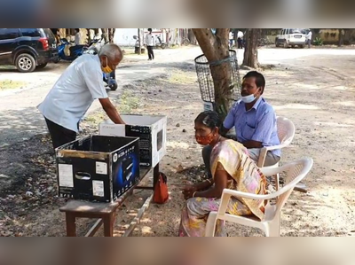 மரத்தடியில் நீதிமன்றம்; சிவில், கிரிமினல் பெட்டிகளில் மனு!