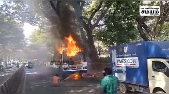 நடுரோட்டில் திடீரென பற்றி எரிந்த BMTC அரசு பேருந்து! அதிர்ஷ்டவசமாக உயிர்தப்பிய 40 பயணிகள்