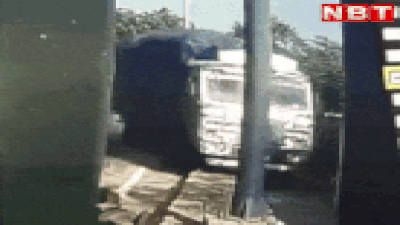 Viral Video: बेकाबू ट्रक टोल प्लाजा से भिड़ते ही परखच्चे उड़े, पूरा हादसा सीसीटीवी में कैद