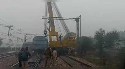 Goods Train Derail In Mathura: मथुरा में मालगाड़ी के 15 डिब्बे पटरी से उतरे, 10 ट्रेनें रद्द, कई के रूट बदले