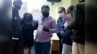Chhatarpur News : PHE के लेखापाल को भ्रष्‍टाचार की शिकायत करना पड़ा महंगा, कर्मचारियों ने बंद कमरे में पीटा, पिटाई का वीडियो वायरल