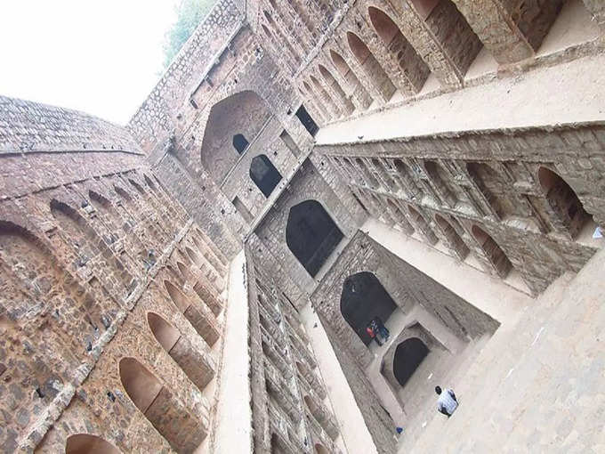 ​दिल्ली की भूतिया जगह अग्रसेन की बावली - Agrasen ki Baoli A Haunted Place in Delhi