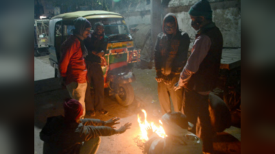 Delhi Weather: दिल्ली में बारिश के बाद सर्दी का सितम... पूरे दिन कंपकंपाते रहे लोग, जानें कब मिलेगी राहत
