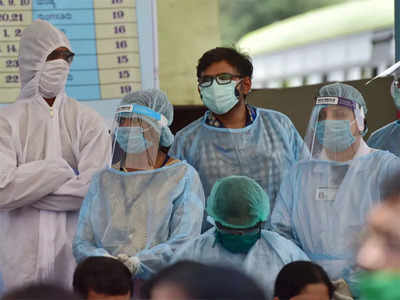 Coronavirus Omicron LIVE : दिल्ली में पिछले 24 घंटे में कोरोना के 6,028 नए मामले, 31 लोगों की मौत