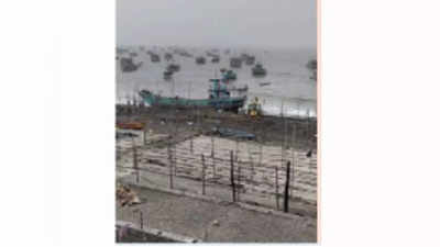 वाऱ्याच्या वेगाची पूर्वसूचना नाही,किनाऱ्यांवर ठिकठिकाणी कोळ्यांच्या बोटींचे नुकसान