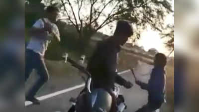 Satna News : सतना में नाबालिग छात्रों की करतूत, बाइक सवार साथी पर बरसाए डंडे और बेल्ट, वीडियो वायरल