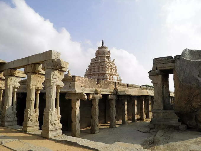मंदिर में एक विशाल पैर की संरचना -