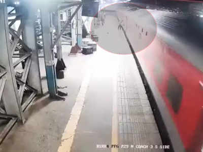 VIDEO: धावत्या ट्रेनमध्ये चढण्याचा प्रयत्न अंगाशी; वसई रोड स्थानकातील थरारक घटना