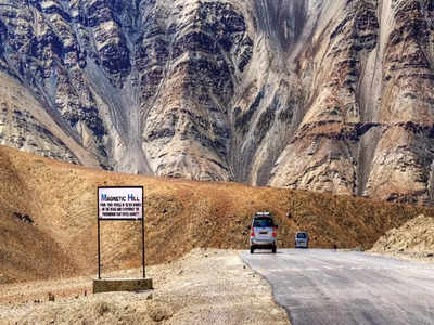 भारत की वो 5 जगहें, जहां उड़ने लगती हैं गाड़ियां, तो कहीं स्मारक पास से देखने पर हो जाता है एकदम छोटा