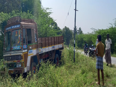 சாவு எப்படியெல்லாம் வருது பாருங்க; தரைதட்டி ஓடிய லாரி!