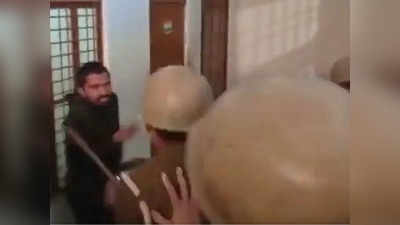 Prayagraj News: लॉज का दरवाजा तोड़कर पुलिस ने की छात्रों की पिटाई, SSP बोले- दोषियों को बख्शा नहीं जाएगा
