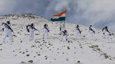 republic day : जवानांच्या शौर्याला सॅल्यूट! हिमवीरांनी १६ हजार फूट उंचीवर फडकवला तिरंगा