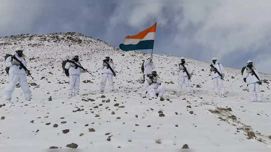 republic day : जवानांच्या शौर्याला सॅल्यूट! 'हिमवीरां'नी १६ हजार फूट उंचीवर फडकवला तिरंगा