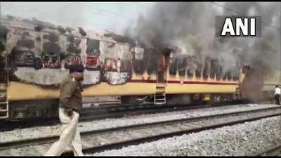 railway : रेल्वे भरतीवरून आगडोंब! आंदोलक विद्यार्थ्यांनी ट्रेन पेटवली, पोलिसांवर दगडफेक