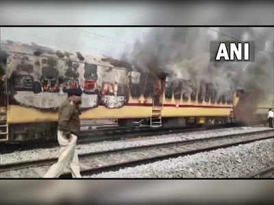 railway : रेल्वे भरतीवरून आगडोंब! आंदोलक विद्यार्थ्यांनी ट्रेन पेटवली, पोलिसांवर दगडफेक