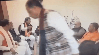 UP Election: डिप्टी सीएम दिनेश शर्मा ने नहीं छोड़ी कुर्सी, अमित शाह के साथ बैठक के दौरान आई तस्वीर पर हुए ट्रोल