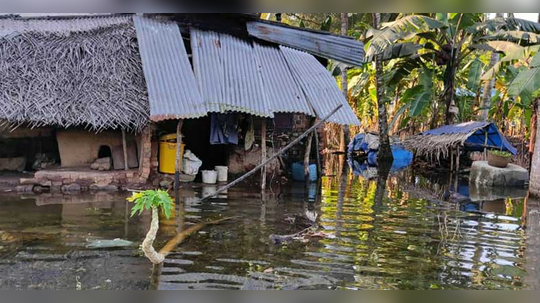 வீடுகளை சூழ்ந்தது வெள்ளம்; அவதிக்குள்ளாகும் மக்கள்!